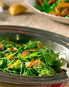 pea shoots with garlic