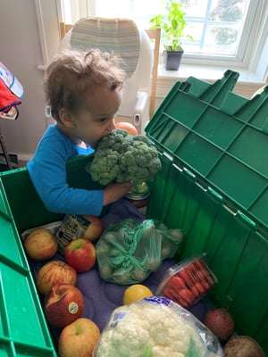 child_eating_broccoli