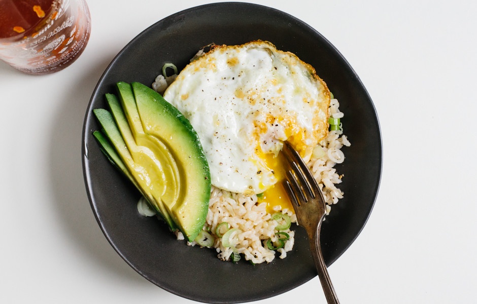 rice-bowl-with-fried-egg-and-avocado-940x600